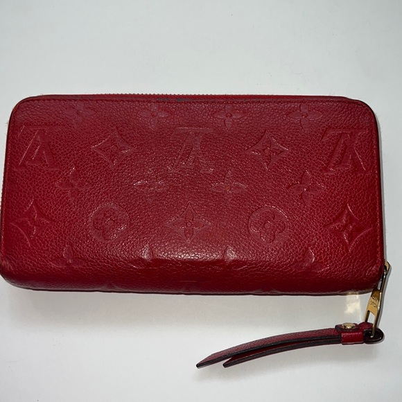 Louis Vuitton Red embossed monogram - Picture 4 of 17